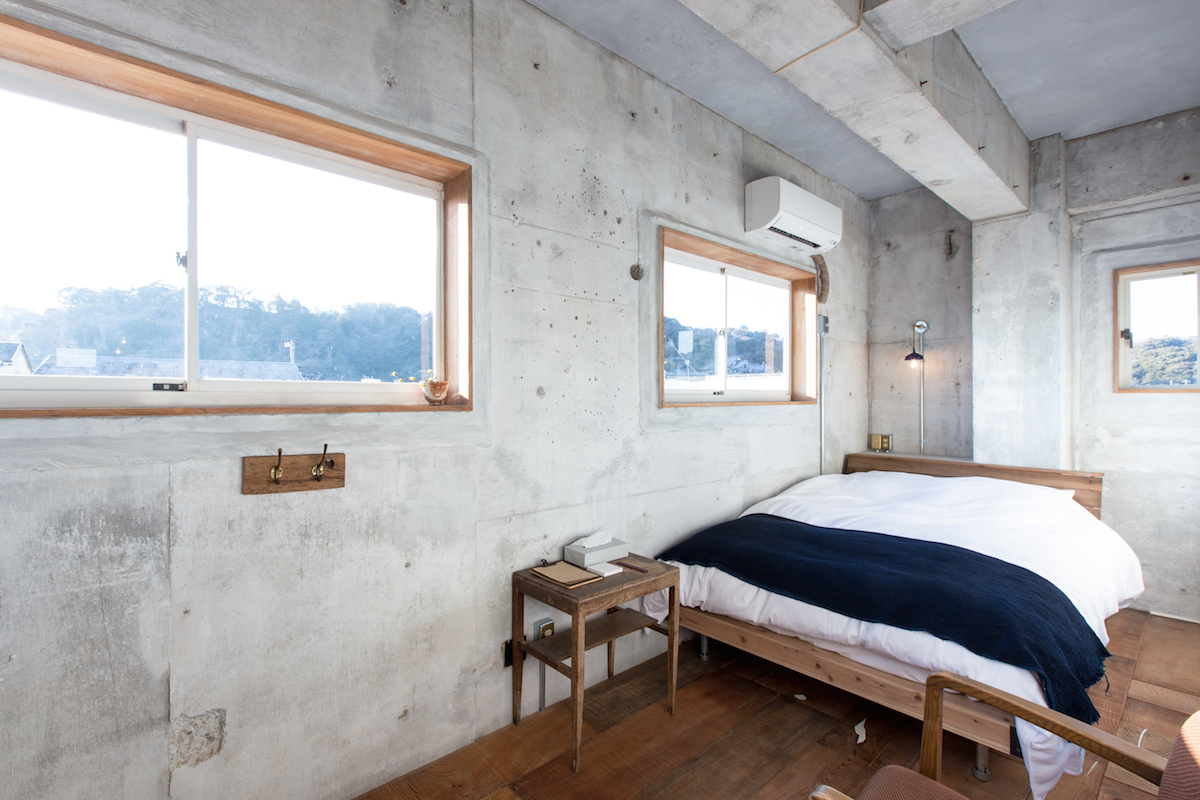 水性コンクリートステイン塗料「アクアカラー for wall」の塗装事例：ホテル・病院,ホワイト