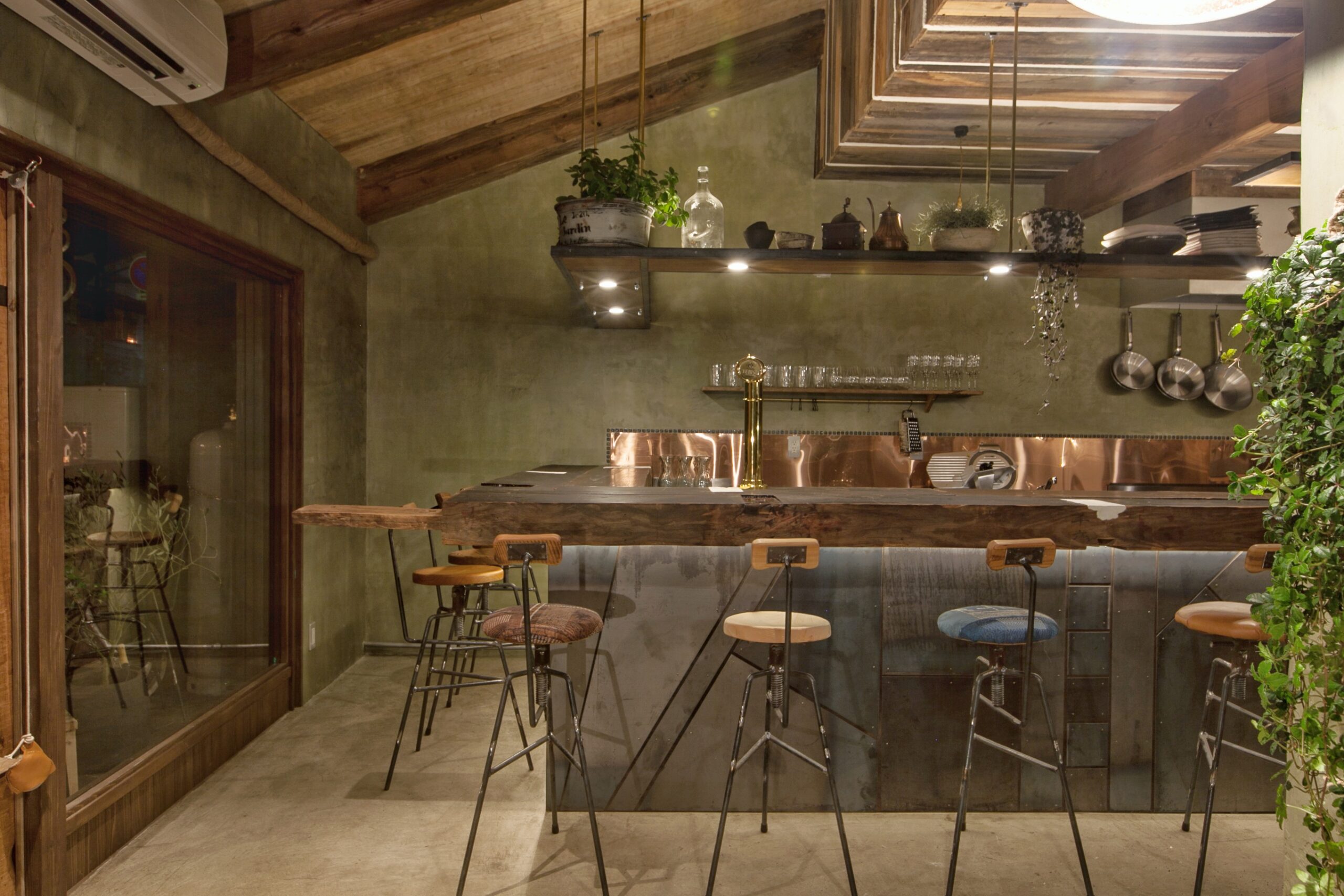 水性コンクリートステイン塗料「アクアカラー for wall」の塗装事例：ショップ,ペールグリーン