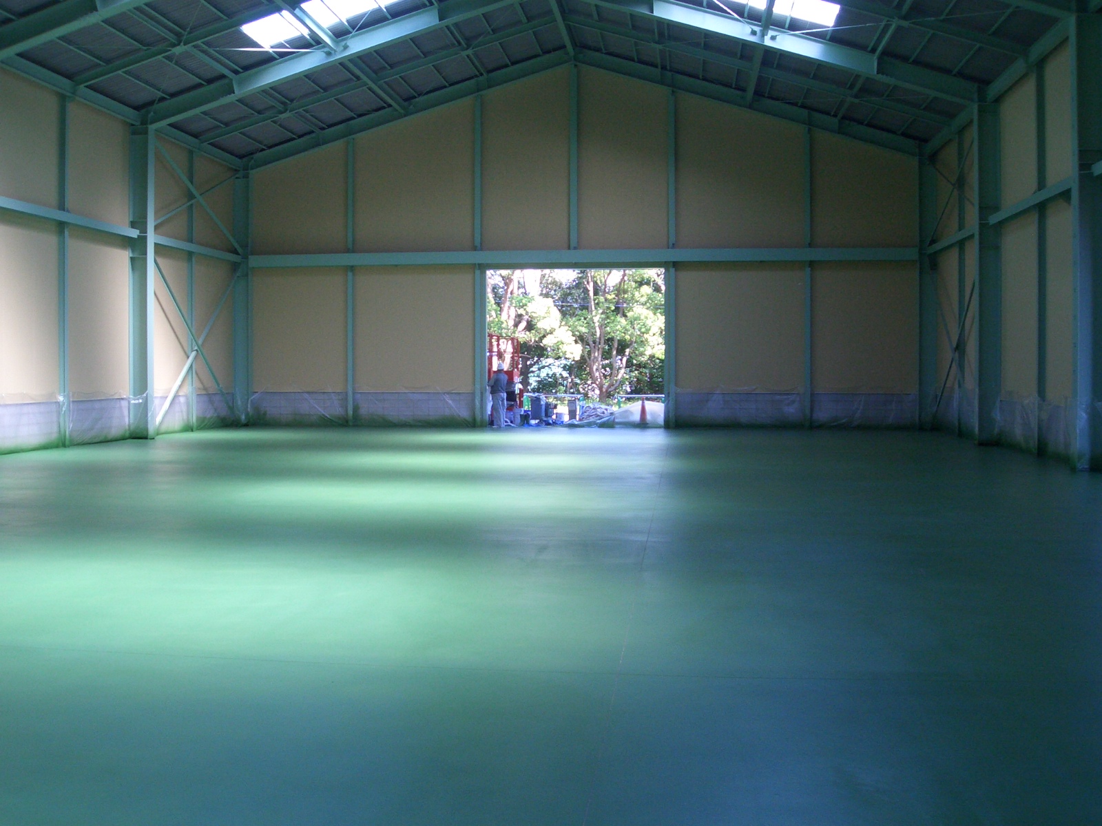 コンクリート用 水性ソリッド塗料「カラーフィット」の塗装事例：物流施設・倉庫,ミッドグリーン