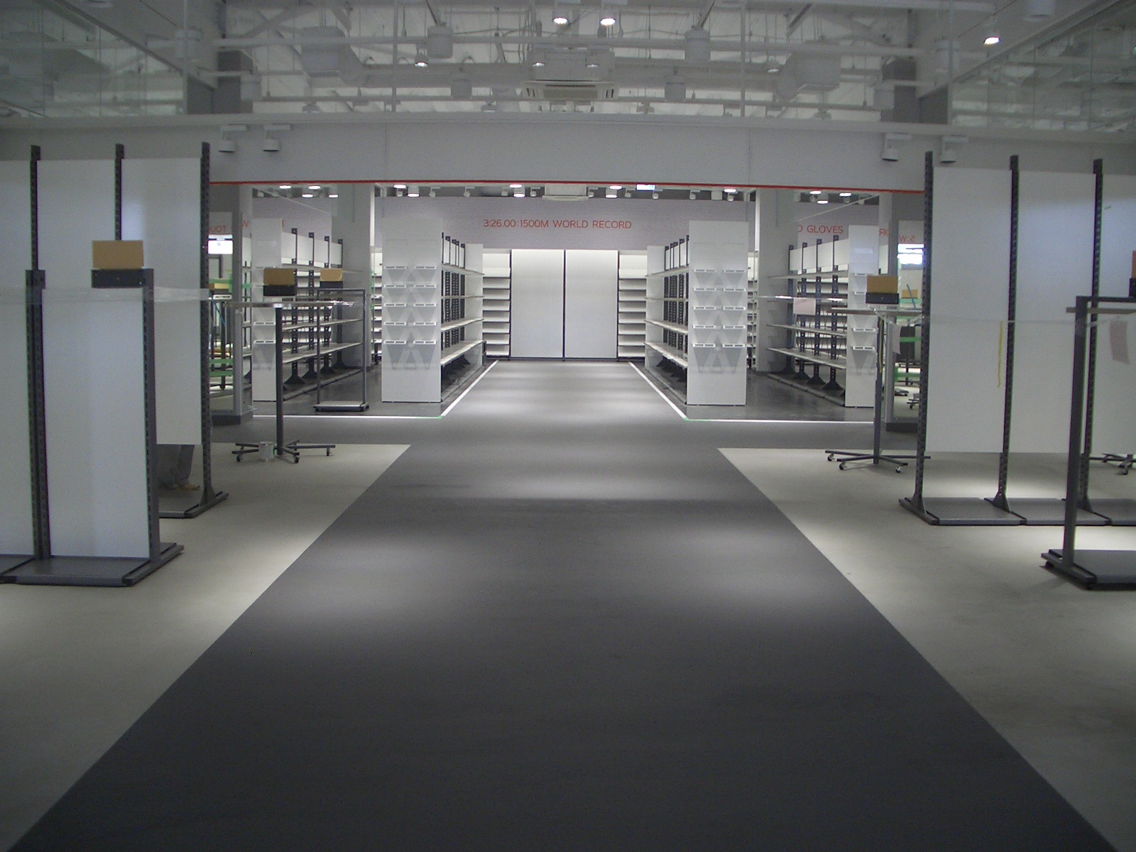 コンクリート用 水性ソリッド塗料「カラーフィット」の塗装事例：ショップ,カーボングレー