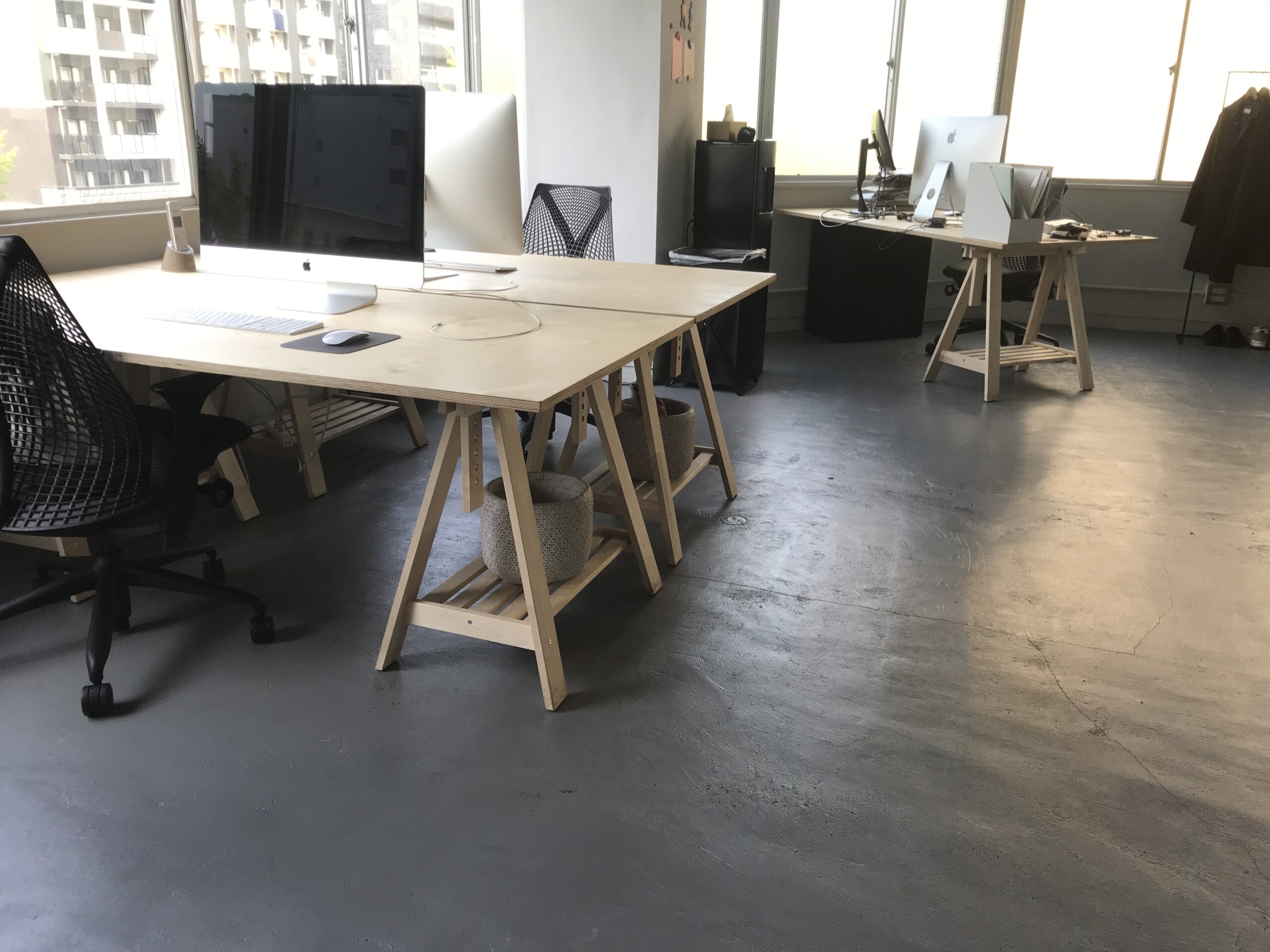 コンクリート用 水性ソリッド塗料「カラーフィット」の塗装事例：オフィス,スチールグレー