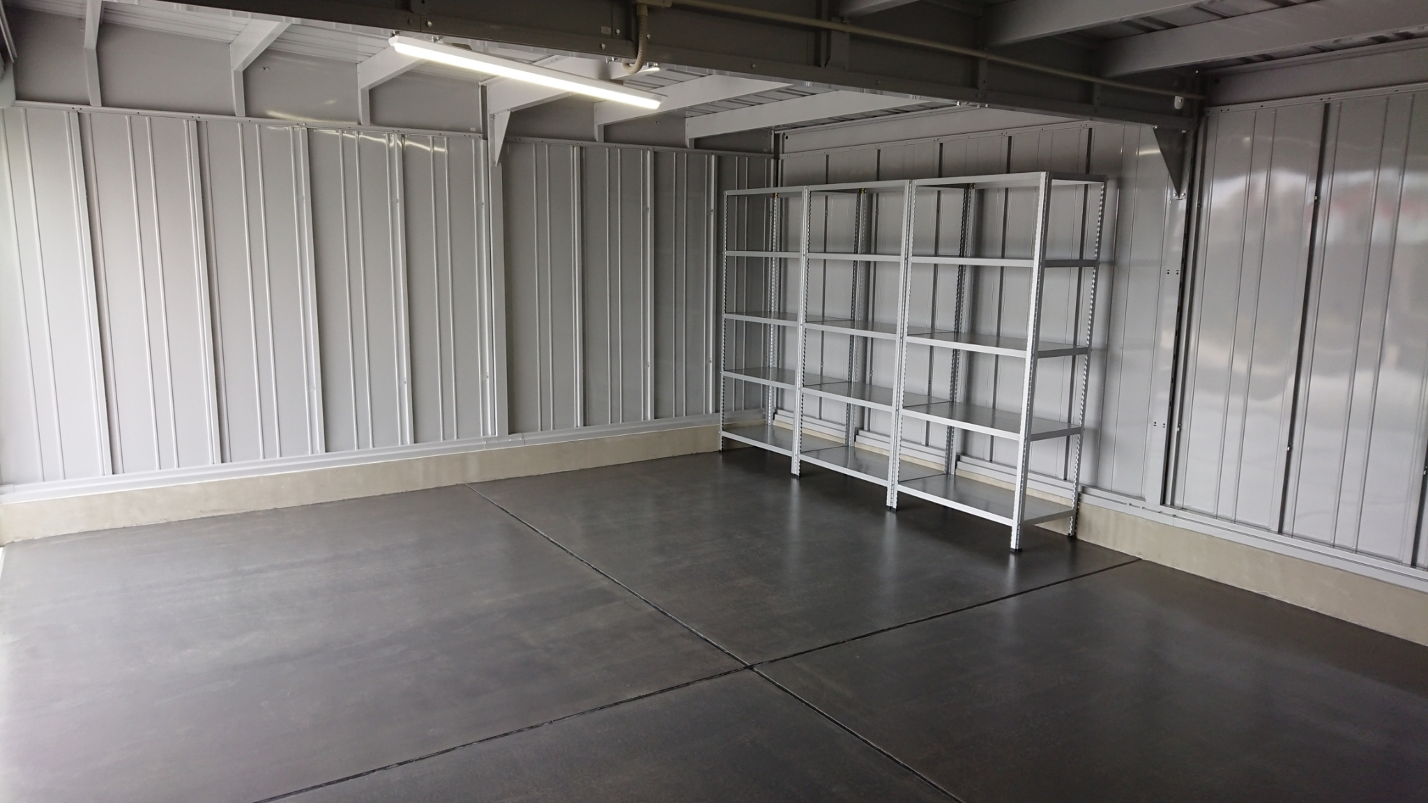 コンクリート用 水性ソリッド塗料「カラーフィット」の塗装事例：物流施設・倉庫,カーボングレー