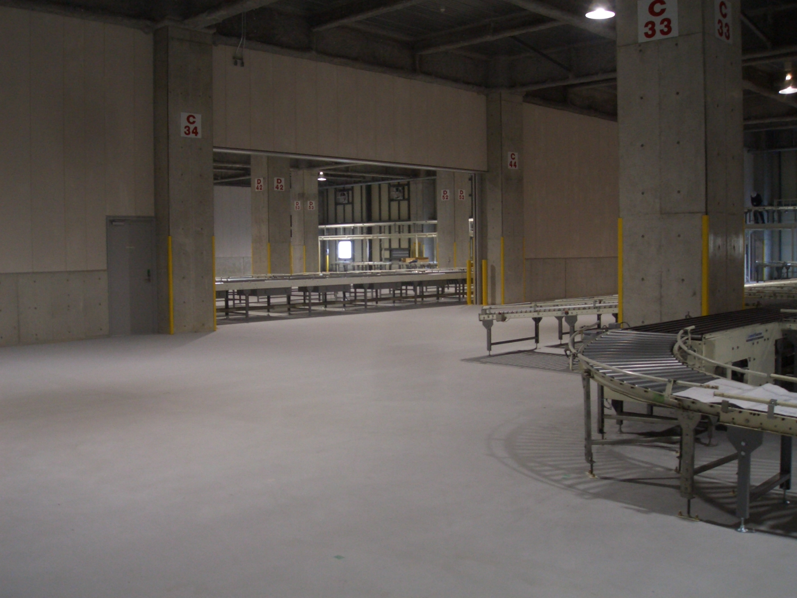 コンクリート用 水性ソリッド塗料「カラーフィット」の塗装事例：物流施設・倉庫,パールグレー