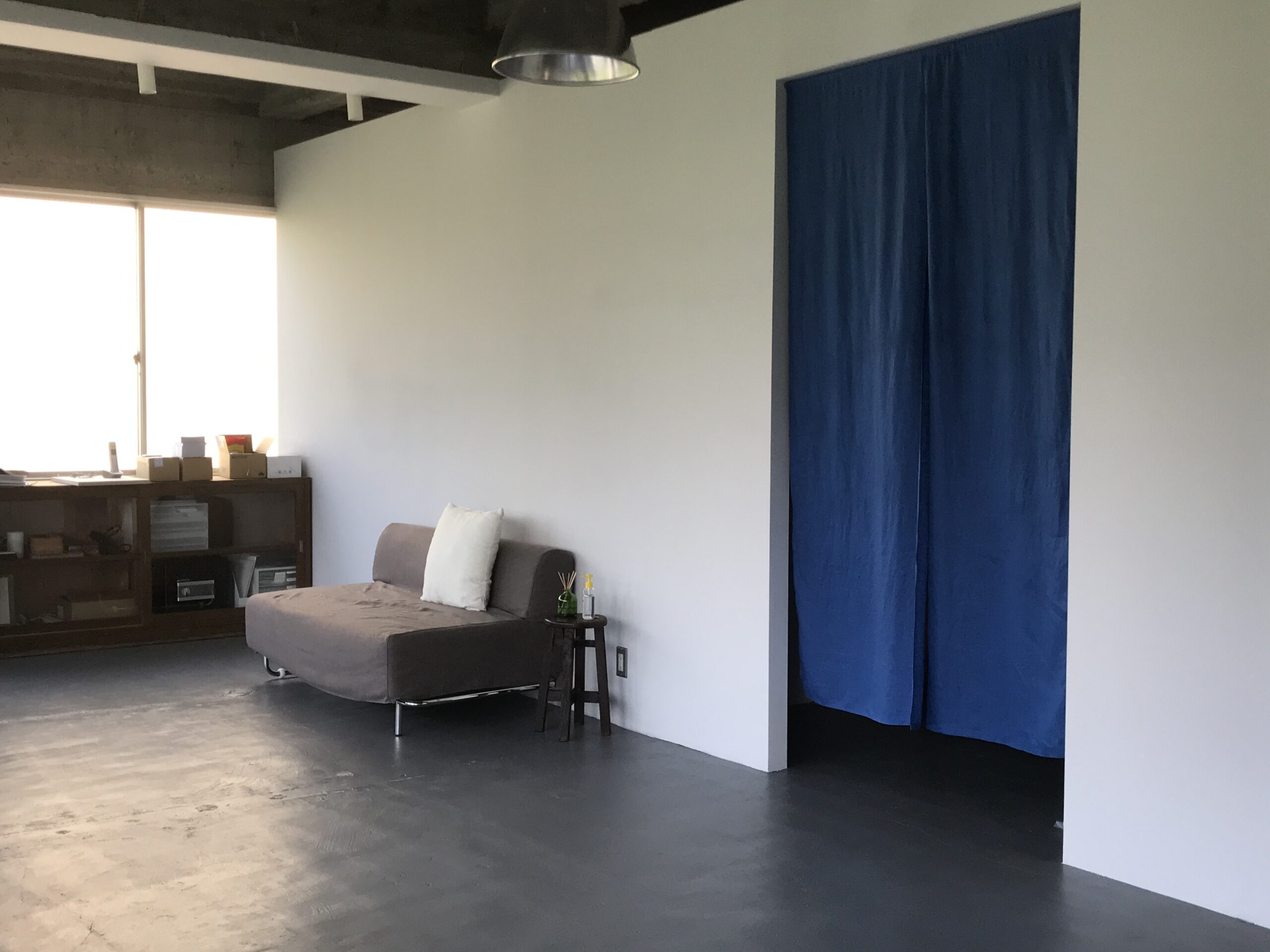 コンクリート用 水性ソリッド塗料「カラーフィット」の塗装事例：オフィス,スチールグレー