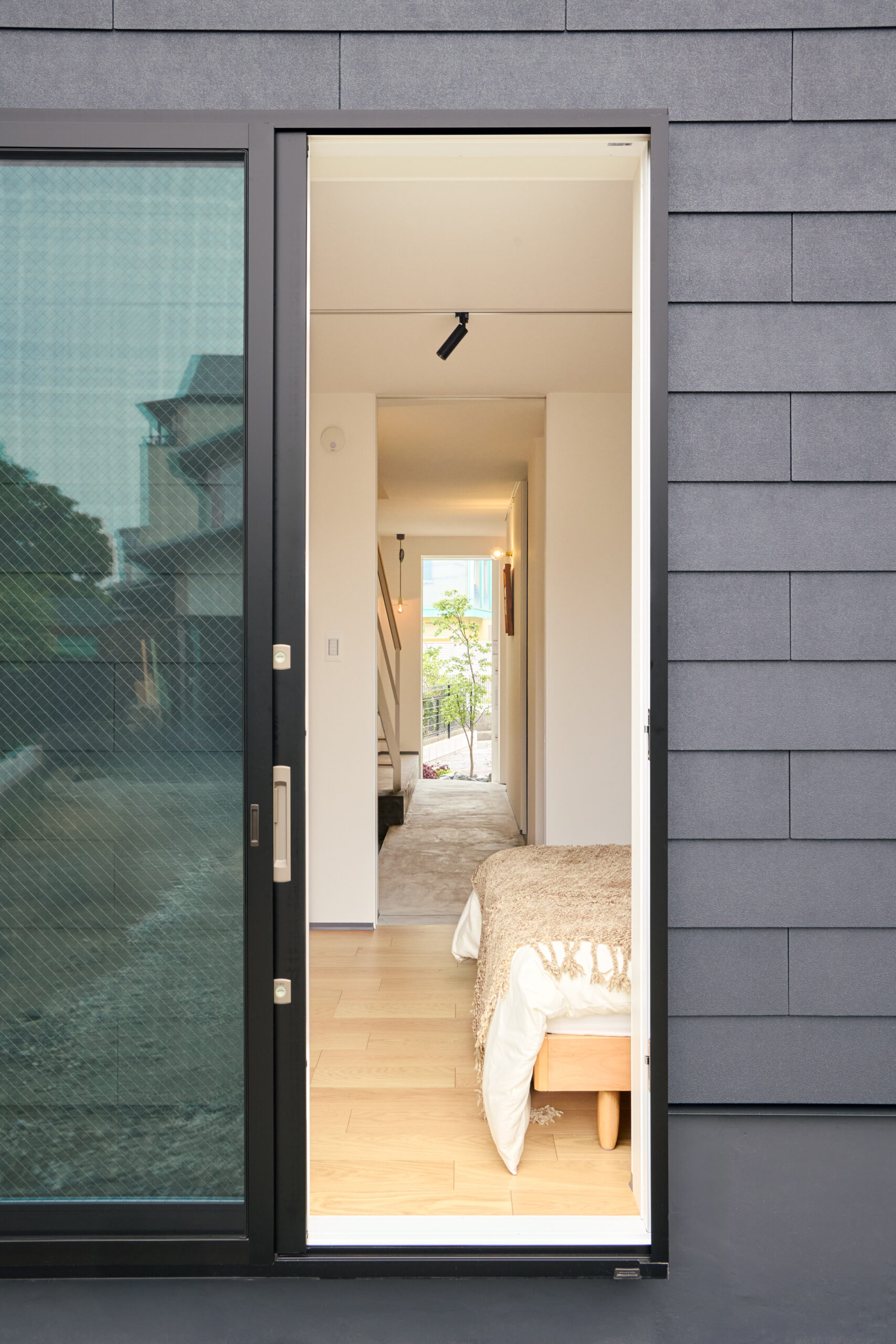 水性コンクリートステイン塗料「アクアカラー for floor」の塗装事例：住宅,グレージュ
