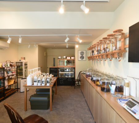 水性コンクリートステイン塗料「アクアカラー for floor」の塗装事例:ショップ,グレージュ