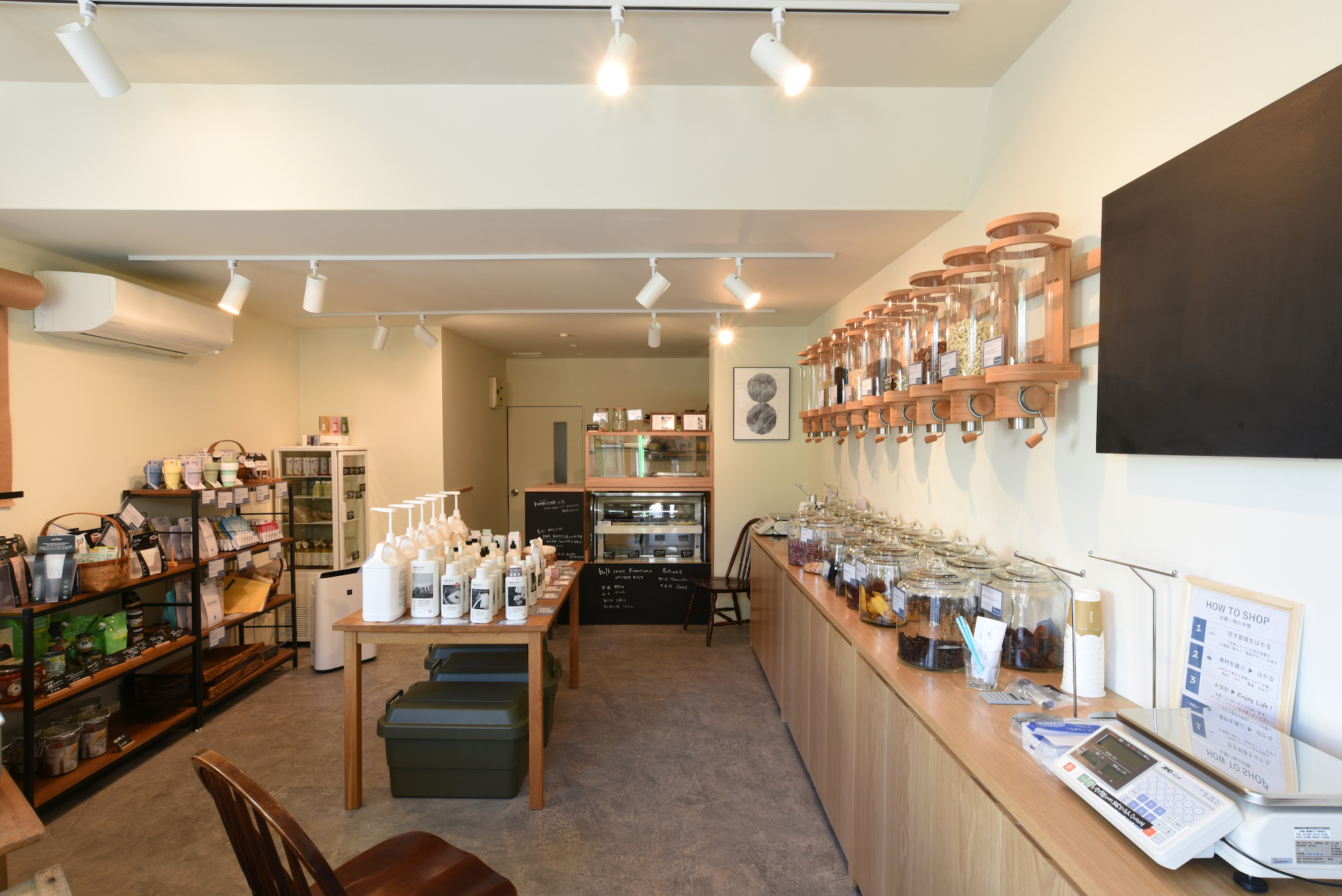 水性コンクリートステイン塗料「アクアカラー for floor」の塗装事例:ショップ,グレージュ