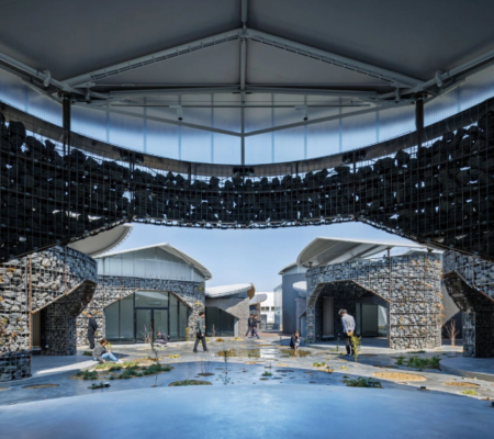 水性コンクリートステイン塗料「アクアカラー for floor」の塗装事例：展示場,ストーンブラック