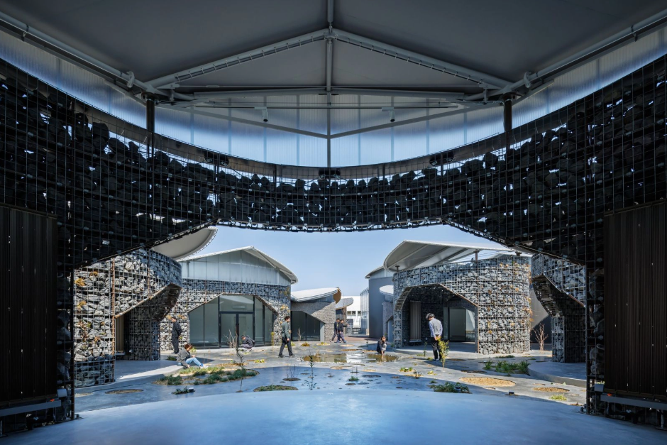 水性コンクリートステイン塗料「アクアカラー for floor」の塗装事例：展示場,ストーンブラック