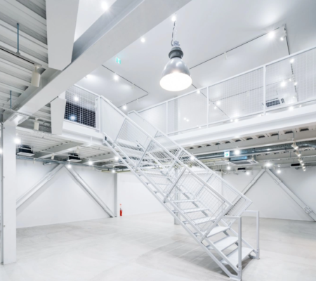 水性コンクリートステイン塗料「ダストプルーフエコ、フロアリフレクト」の塗装事例：商業施設,クリア