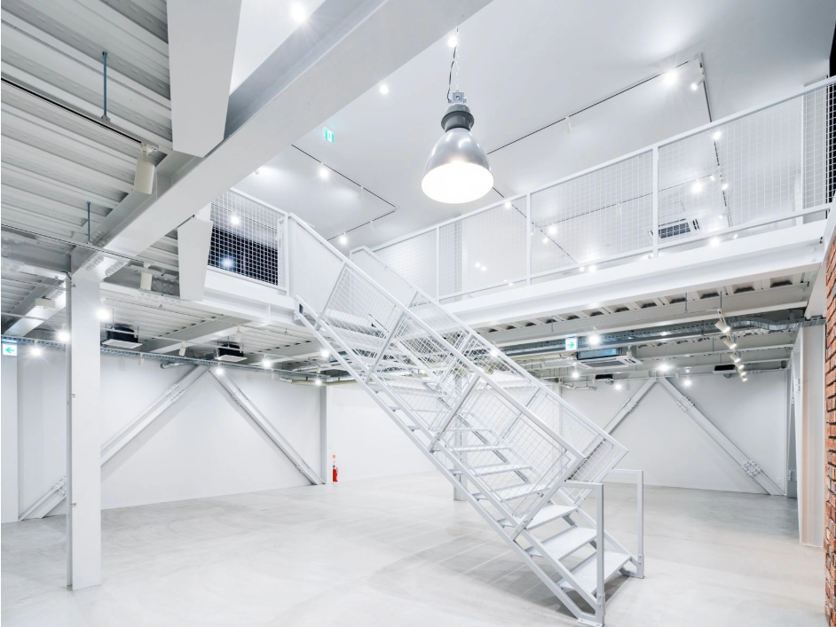 水性コンクリートステイン塗料「ダストプルーフエコ、フロアリフレクト」の塗装事例：商業施設,クリア