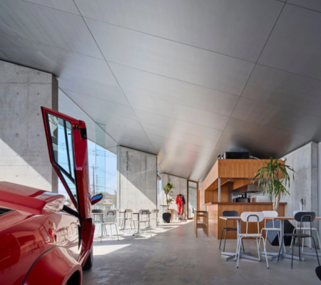 鏡面光沢剤「フロアリフレクト」の施工事例：カフェ