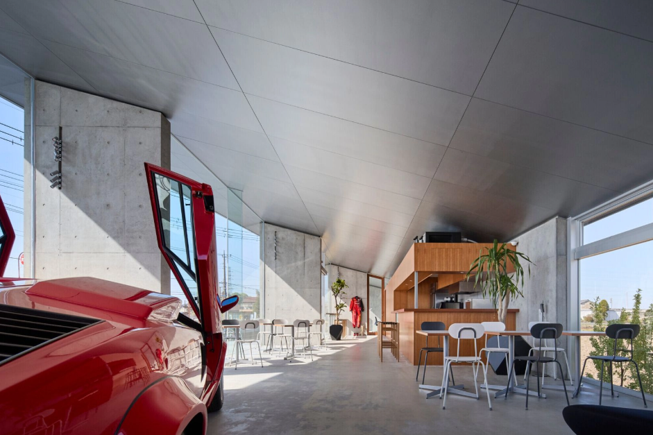 鏡面光沢剤「フロアリフレクト」の施工事例：カフェ