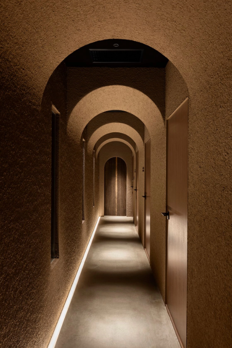 水性コンクリートステイン塗料「アクアカラー for floor」の塗装事例：ショップ,グレイッシュブラウン