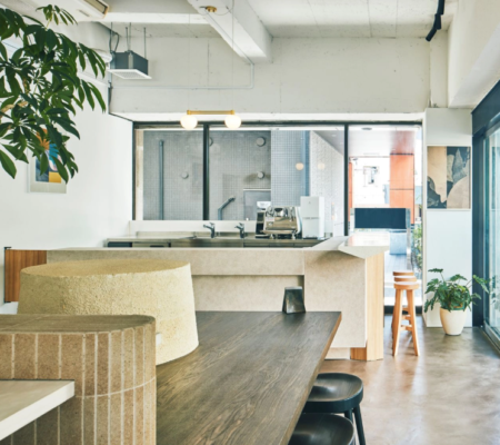 水性コンクリートステイン塗料「アクアカラー for floor」の塗装事例：ショップ,グレージュ