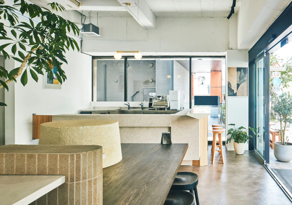 水性コンクリートステイン塗料「アクアカラー for floor」の塗装事例：ショップ,グレージュ