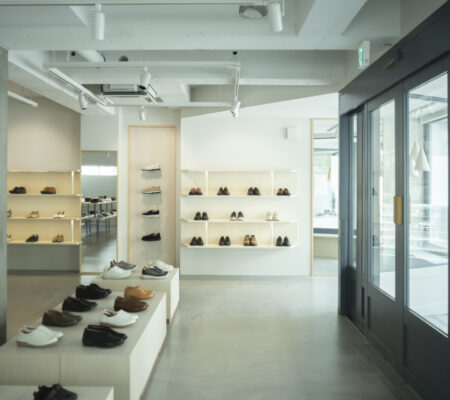 水性コンクリートステイン塗料「アクアカラー for floor」の塗装事例：ショップ,グレージュ