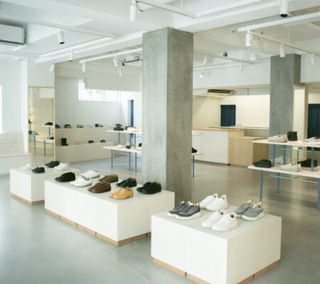 水性コンクリートステイン塗料「アクアカラー for floor」の塗装事例：ショップ,グレージュ