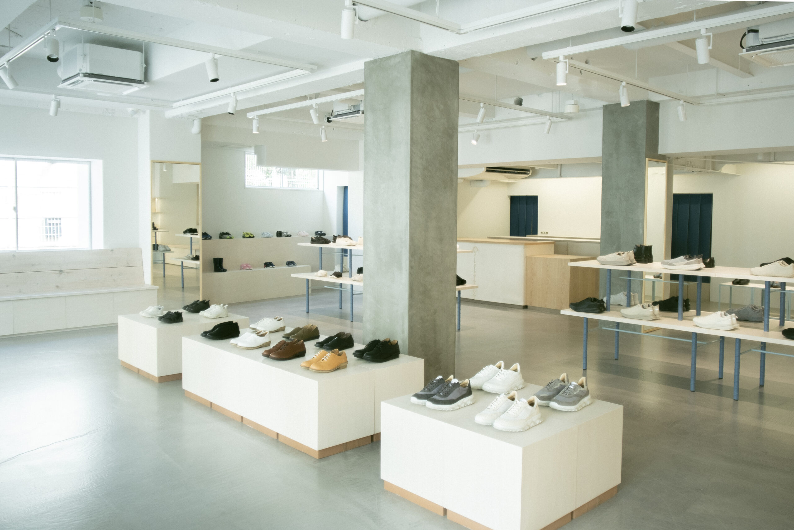 水性コンクリートステイン塗料「アクアカラー for floor」の塗装事例：ショップ,グレージュ