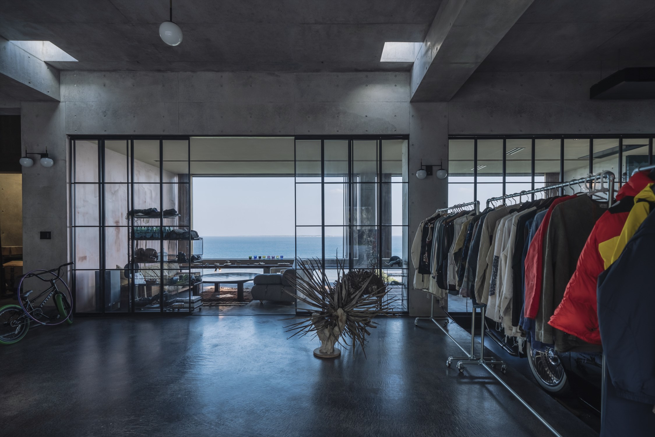 水性コンクリートステイン塗料「アクアカラー」の塗装事例：住宅,ブラック