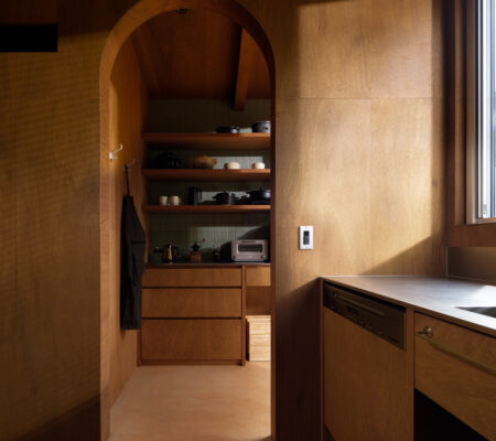 コンクリートステイン水性塗料「アクアカラー for floor」,「アクアカラー for wall」の塗装事例：ショップ,ボルドー,ホワイト