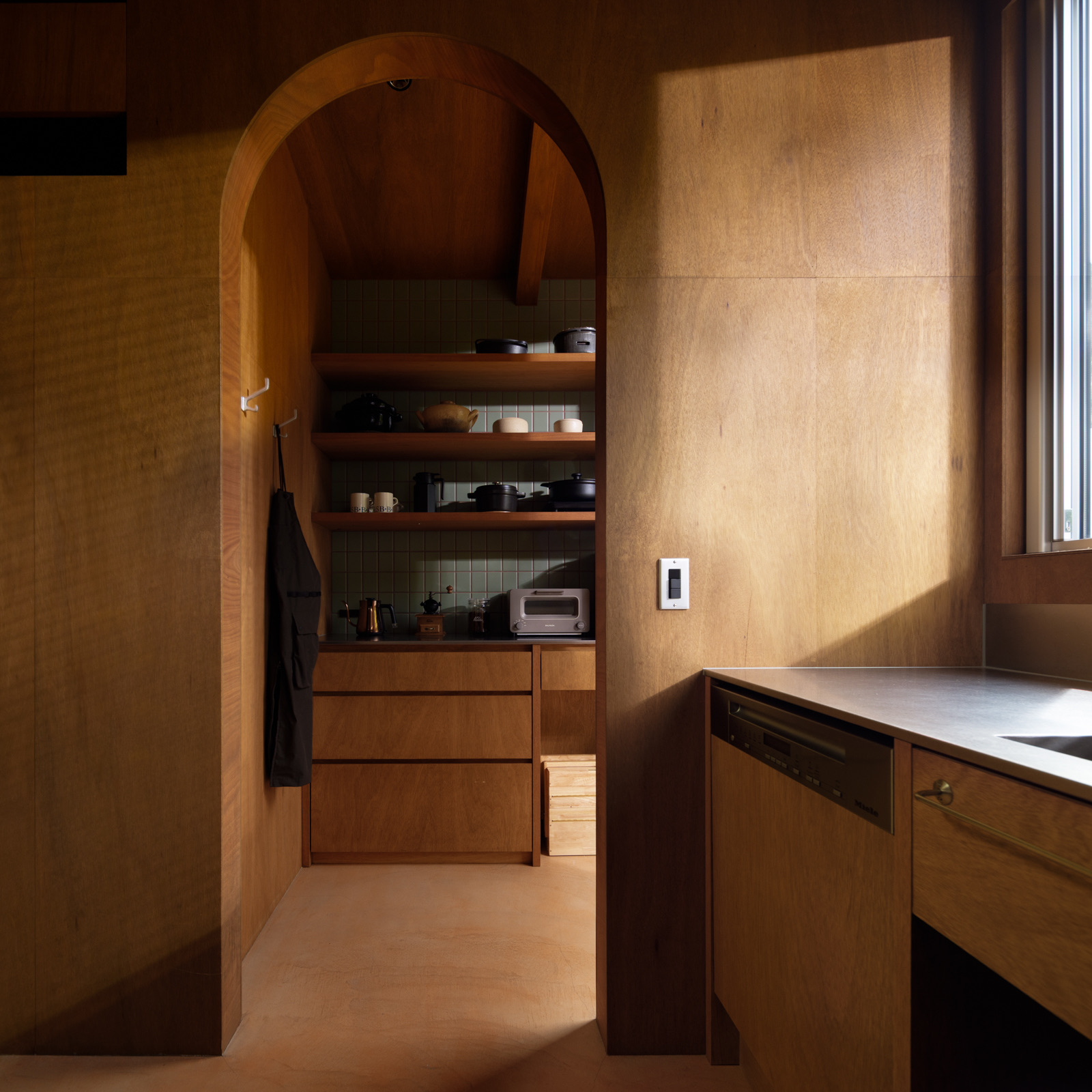 コンクリートステイン水性塗料「アクアカラー for floor」,「アクアカラー for wall」の塗装事例：ショップ,ボルドー,ホワイト