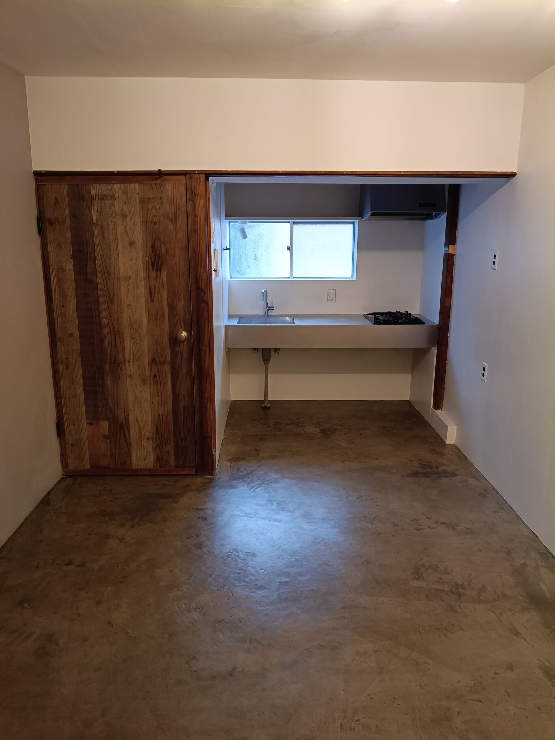 コンクリートステイン水性塗料「アクアカラー for floor」の塗装事例：住宅,グレー,モスカーキ