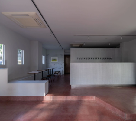 コンクリートステイン水性塗料「アクアカラー for floor」,「アクアカラー for wall」の塗装事例：ショップ,ボルドー,ホワイト