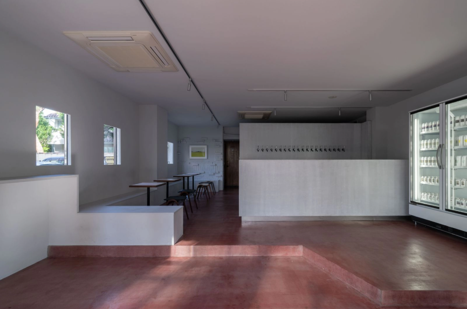 コンクリートステイン水性塗料「アクアカラー for floor」,「アクアカラー for wall」の塗装事例：ショップ,ボルドー,ホワイト