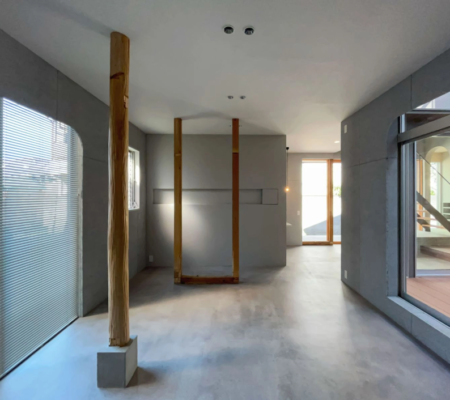 コンクリートステイン水性塗料「アクアカラー for floor」の塗装事例：カフェ,グレージュ