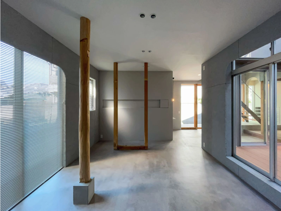 コンクリートステイン水性塗料「アクアカラー for floor」の塗装事例：カフェ,グレージュ