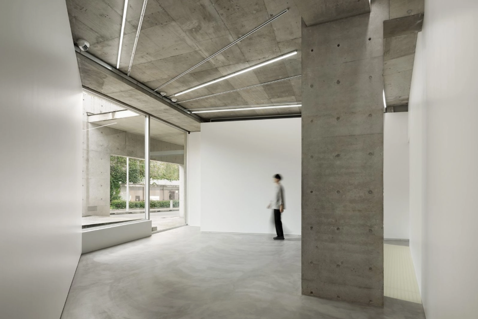 コンクリートステイン水性塗料「アクアカラー for floor」の塗装事例：カフェ,グレージュ