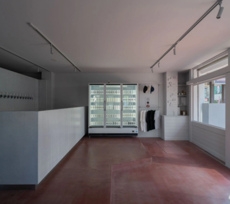 コンクリートステイン水性塗料「アクアカラー for floor」,「アクアカラー for wall」の塗装事例：ショップ,ボルドー,ホワイト