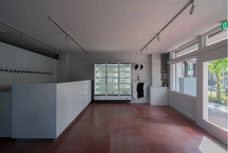 コンクリートステイン水性塗料「アクアカラー for floor」,「アクアカラー for wall」の塗装事例：ショップ,ボルドー,ホワイト